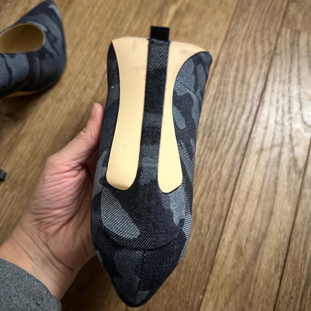 Nine West Pointed Toe Heels Gray Blue Camo Fabric Pumps Women's Size 8 - Picture 11 of 11